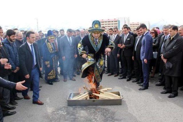 Erzincan'da Vali Ve Rektör Nevruz Ateşinden Atladı