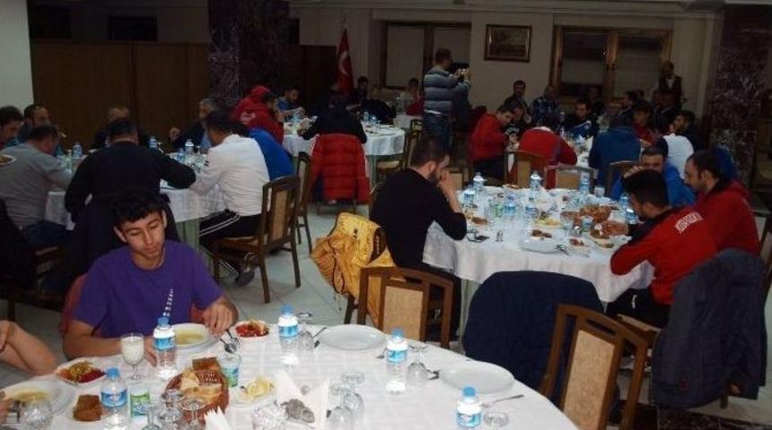 Yeni &Ccedil;eltek K&ouml;m&uuml;r İşletmeleri Genel M&uuml;d&uuml;r&uuml; Coşkun, Sporcularla Yemekte Buluştu