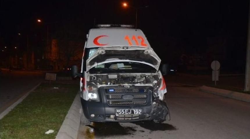 Ambulans İle Otomobilin &Ccedil;arpıştığı Kaza Anı Kamerada