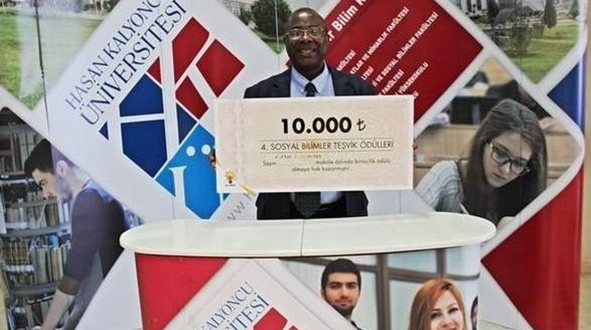 Hk&uuml; &Ouml;ğretim &Uuml;yesi Birincilik &Ouml;d&uuml;l&uuml;n&uuml; Başbakan Davutoğlu&rsquo;ndan Aldı