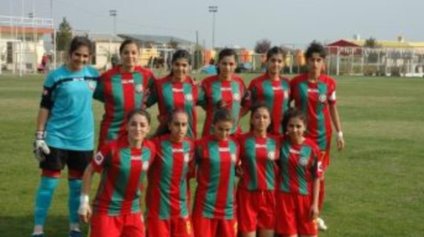 Diyarbakır B&uuml;y&uuml;kşehir Belediyesi Kadın Futbol Takımı Fark Attı
