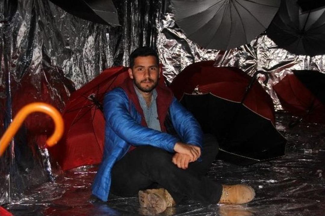 Dekandan Bine Yakın Şemsiye İle Sanatsal Sergi