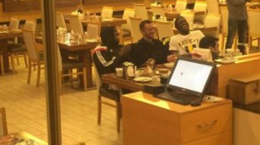 Sow Ve Demba Ba, D&ouml;nercide Bir Araya Geldi