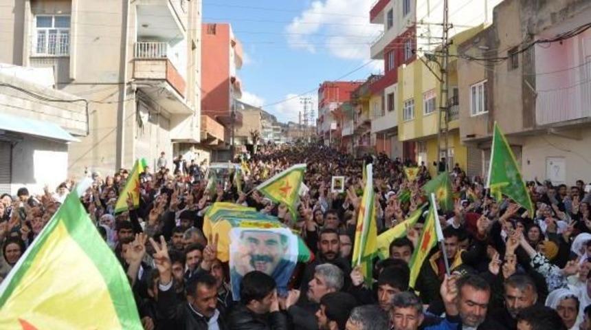 Kobani'de Işid'le &Ccedil;atışırken &Ouml;len Gen&ccedil; Mardin'de Toprağa Verildi