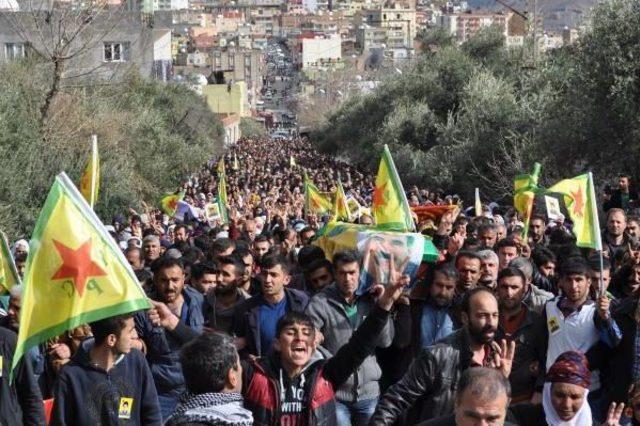 Kobani'de Işid'le Çatışırken Ölen Genç Mardin'de Toprağa Verildi