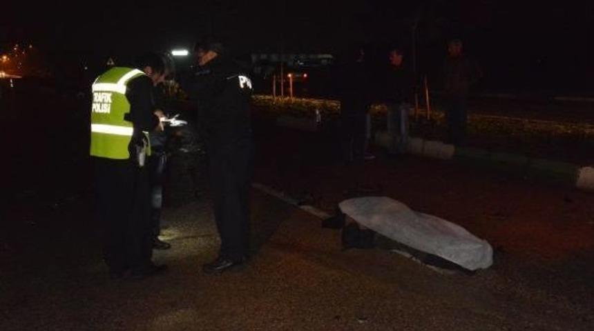 Ters Y&ouml;ne Girince Minib&uuml;sle &Ccedil;arpışan Motosikletli &Ouml;ld&uuml;