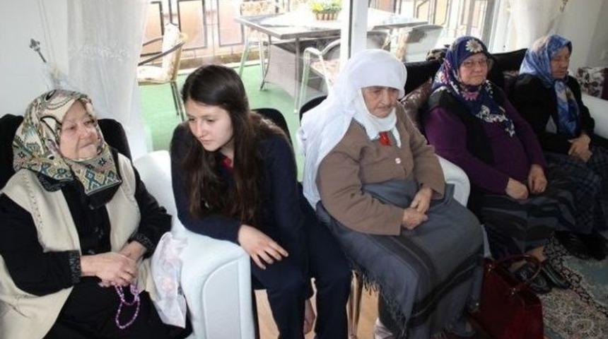 Aydın&rsquo;da &Ouml;ğretmen Ve &Ouml;ğrenciler Yaşlıların G&ouml;nl&uuml;n&uuml; Aldı
