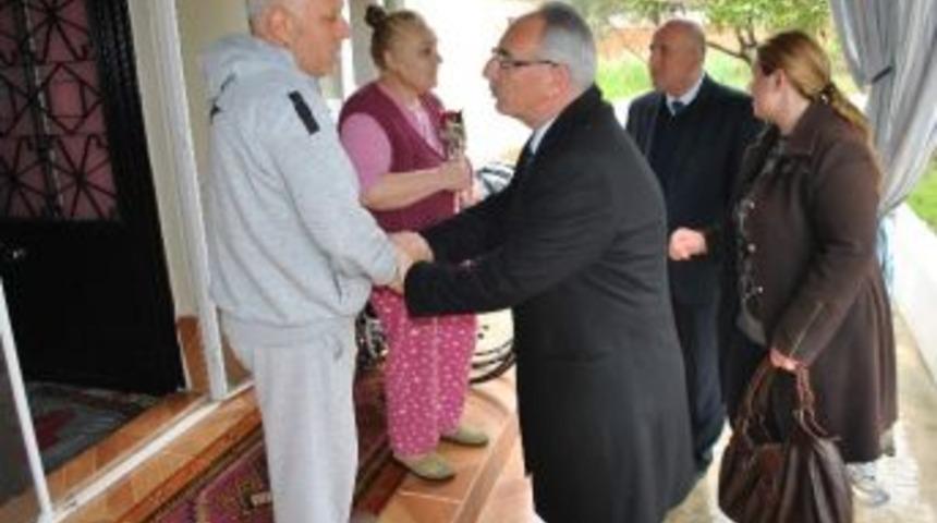 Başkan Kale, İl&ccedil;esindeki Yaşlıları Ziyaret Edip G&ouml;n&uuml;llerini Aldı