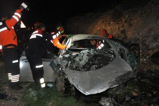 Trafik Kazasında 2 Kişi &Ouml;ld&uuml;, Bir K&ouml;pek Telef Oldu 2