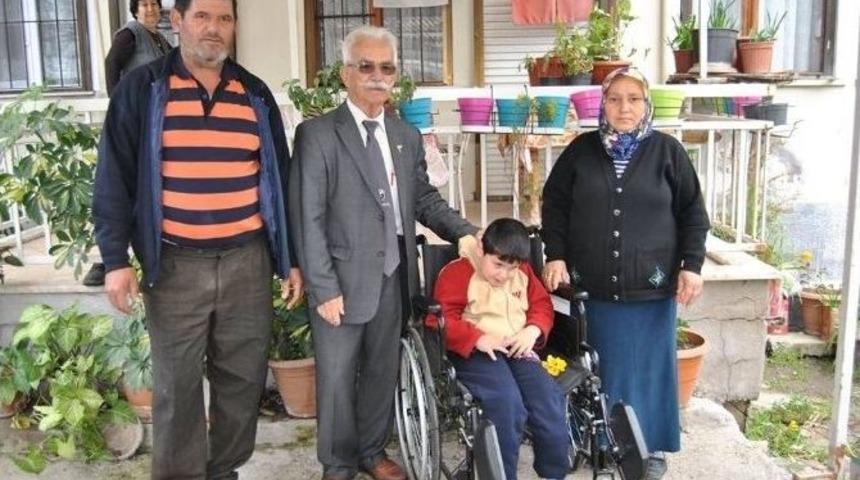 Mavi Kapaklar Tekerlekli Sandalye&rsquo;ye D&ouml;n&uuml;şt&uuml;
