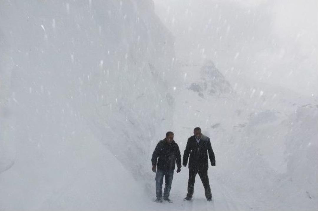 (&ouml;zel Haber) Karlı Dağlar İşte B&ouml;yle Aşılıyor