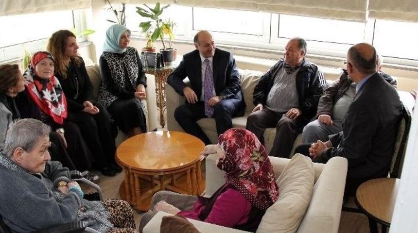 Vali Azizoğlu&rsquo;ndan Huzurevine Ziyaret