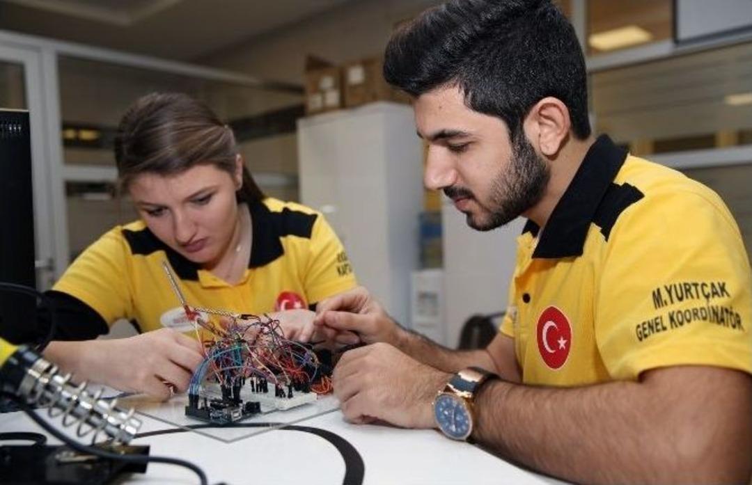 T&uuml;rk&ccedil;e Konuşan İnsansı Robotlar Papatya Ve Lale