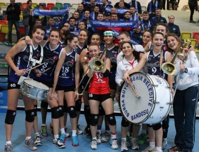 Bursa Büyükşehirli Kadın Voleybolcular Almanya'da