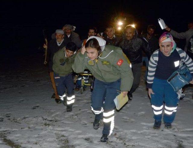 Hamile Kadın, Yolu Kardan Kapanan Köyden Gece Askeri Helikopterle Alındı