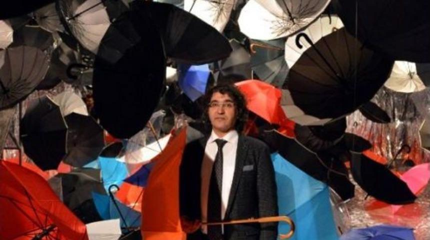 Dekanın 700 Şemsiyeli Sergisinde Uzaya G&ouml;nderme