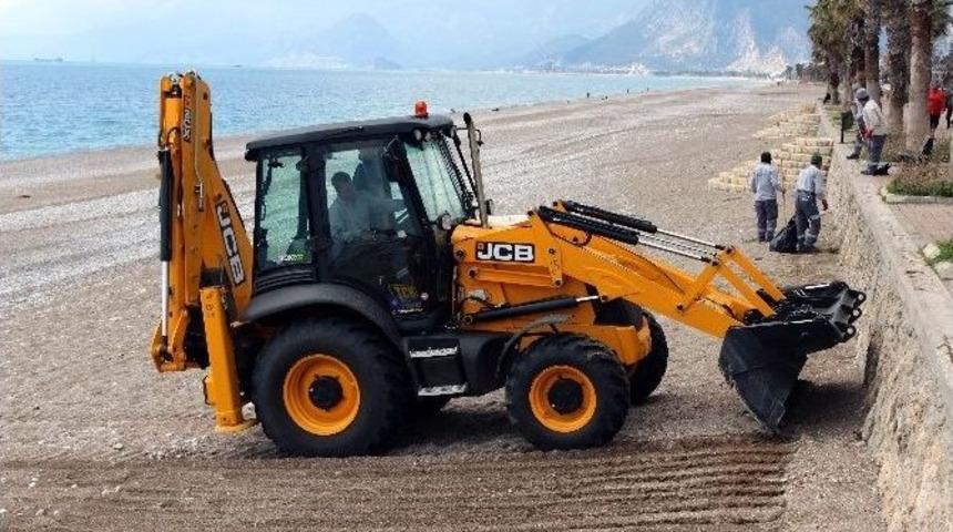 Konyaaltı Sahili Sezona Hazırlanıyor