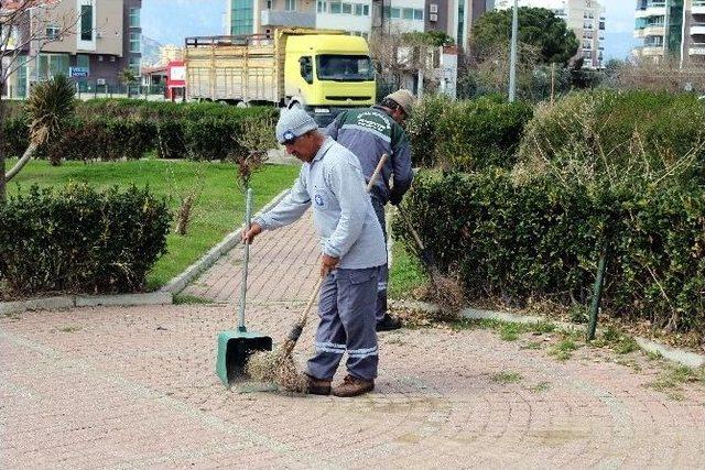 Konyaaltı Sahili Sezona Hazırlanıyor