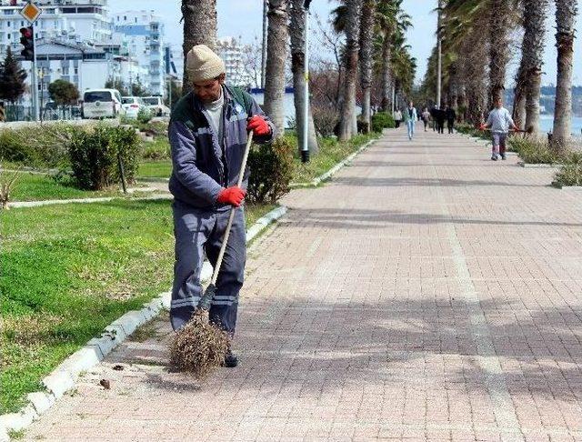 Konyaaltı Sahili Sezona Hazırlanıyor