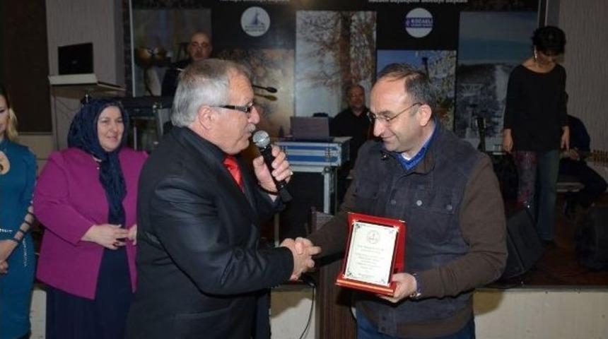Pakmaya Muzaffer İncekara Okulu&rsquo;ndan &Uuml;z&uuml;lmez&rsquo;e Teşekk&uuml;r Plaketi