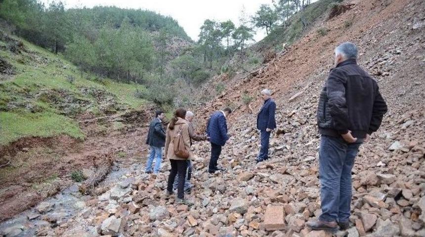 Heyelan Meydana Gelen Yolda &Ccedil;alışmalar Başladı