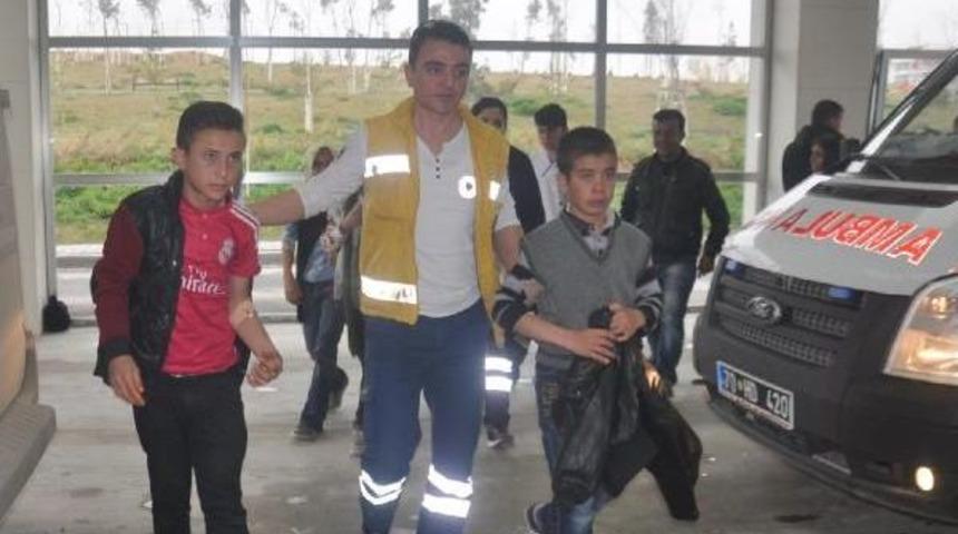 Karaman'da, &Ouml;ğrenci Servisi Kaza Yaptı: 14 Yaralı