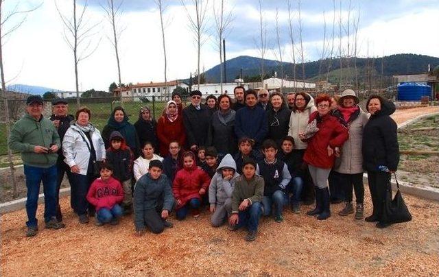 Urla Dostları Derneği Fidanları Toprakla Buluşturdu