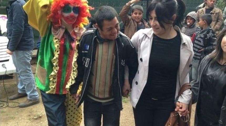 Gen&ccedil;lerden Down Sendromlu &Ccedil;ocuklara Eğlence