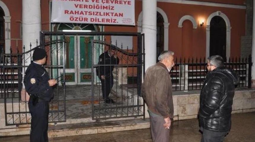 Tarihi Camide Bu Kez Yapıştırıcı Krizi