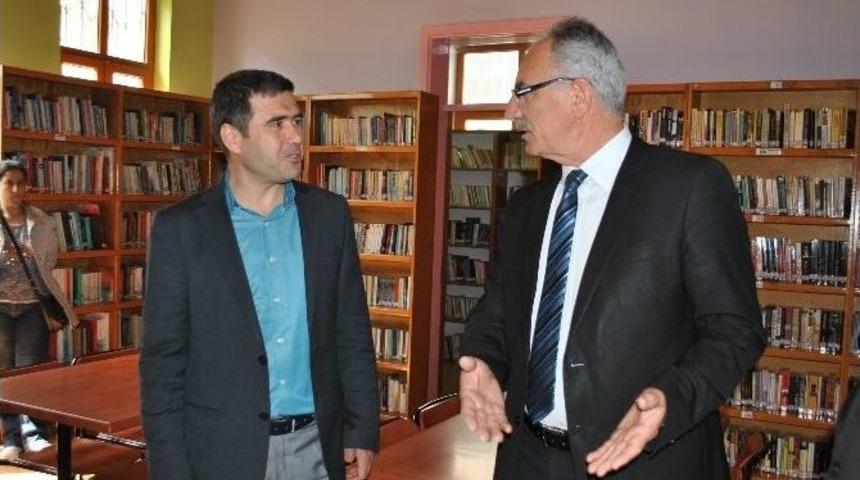 Başkan Kale&rsquo;den Halk K&uuml;t&uuml;phanesi&rsquo;ne Destek