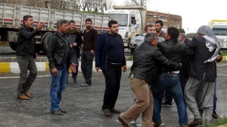 Polis, Kavga Eden Kazazade Yakınlarını Gaz Sıkarak Ayırdı