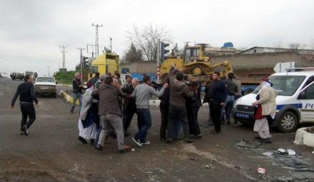Polis, Kavga Eden Kazazade Yakınlarını Gaz Sıkarak Ayırdı