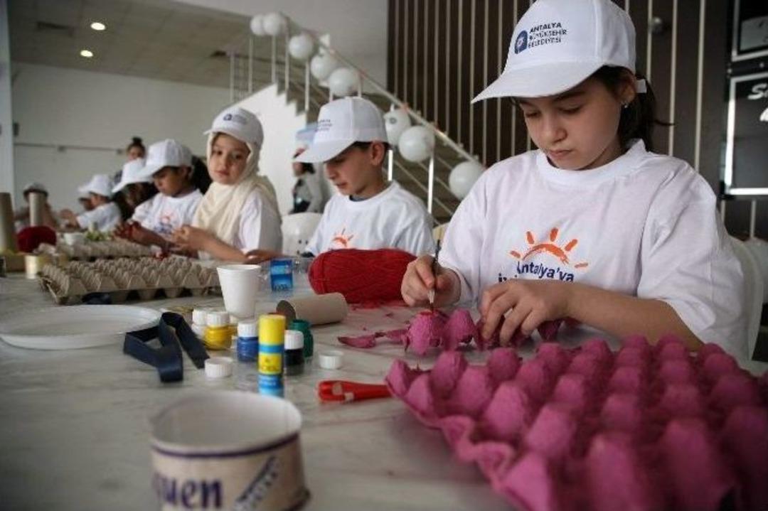 Yumurta Kartonundan &Ccedil;i&ccedil;ek, Plastik Şişeden Bebek