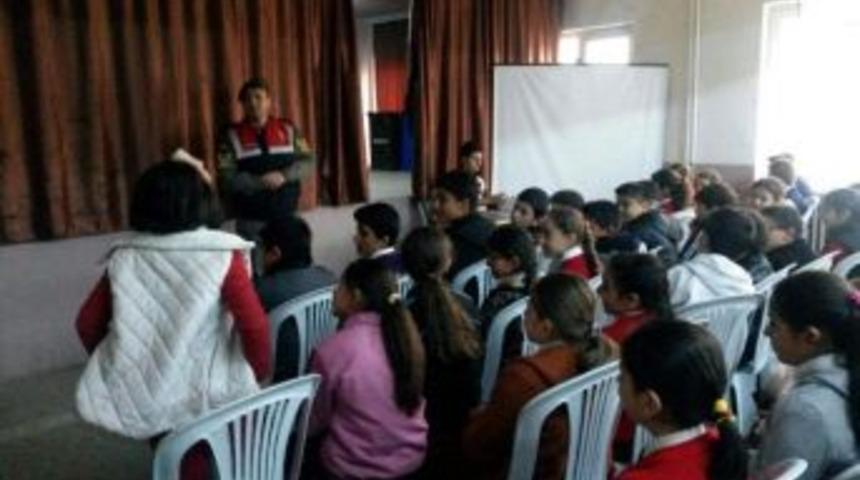 Jandarmadan &Ouml;ğrencilere &rsquo;g&uuml;venli İnternet&rsquo; Dersi