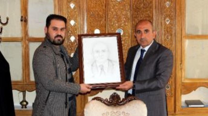 Suriyeli Ressam Başkan Kara&rsquo;ya Karakalem Tablo Hediye Etti