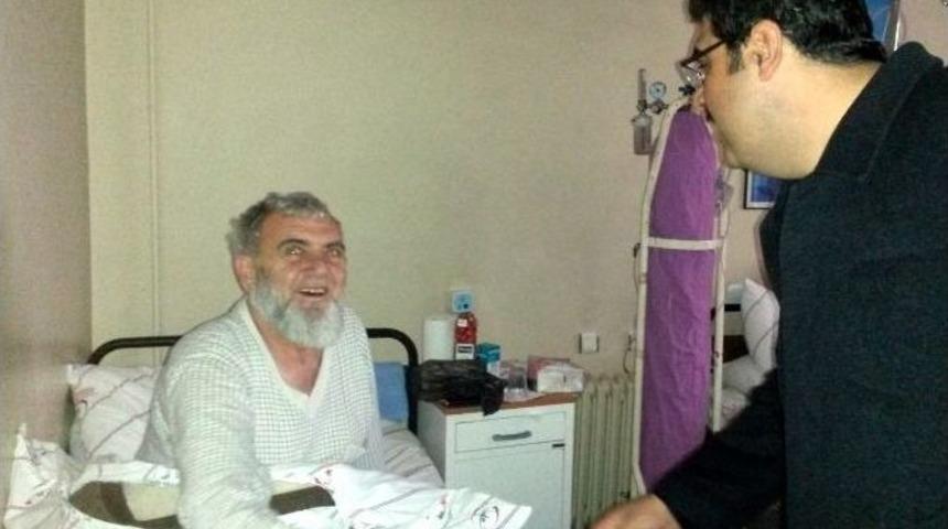 Başkan Ekeş Hastanede Yatan Hastaları Ziyaret Etti