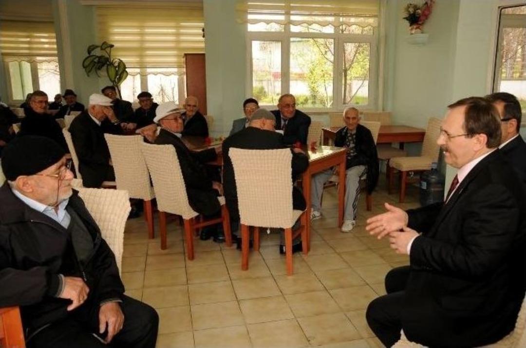 Başkan Şahin Ve Eşinden Huzurevine Ziyaret