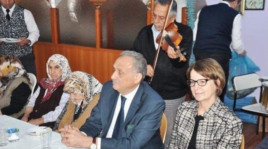 Huzurevi Sakinleri &Ouml;demiş Protokol&uuml;n&uuml; Ağırladı