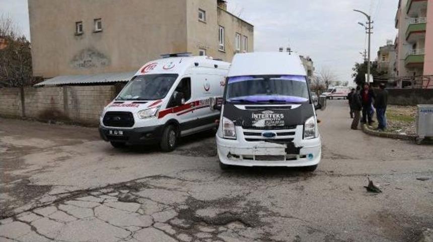 Adıyaman'da Minib&uuml;s Ile Otomobil &Ccedil;arpıştı: 4 Yaralı