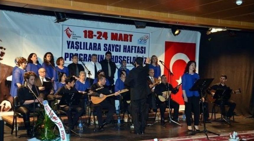 Aydın&rsquo;da Yaşlılar Korosu Yaşıtlarını Eğlendirdi