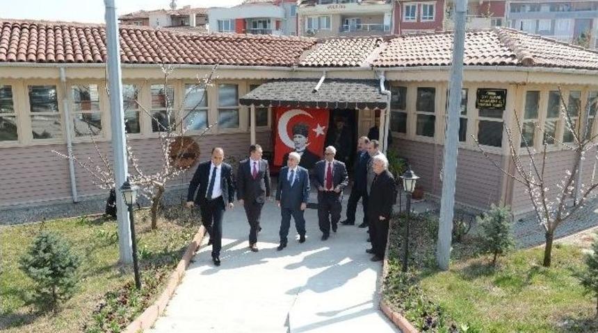 Edirne Valisi Şahin Yapımı S&uuml;ren Şehitlikte İncelemelerde Bulundu