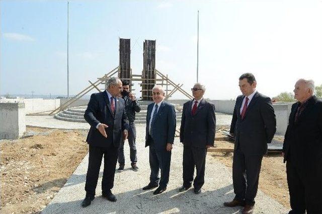 Edirne Valisi Şahin Yapımı Süren Şehitlikte İncelemelerde Bulundu