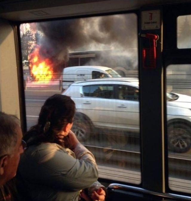 Metrobüs Alev Topuna Döndü