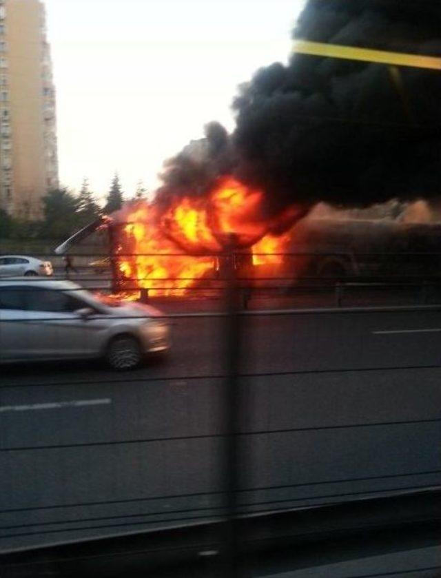 Metrobüs Alev Topuna Döndü