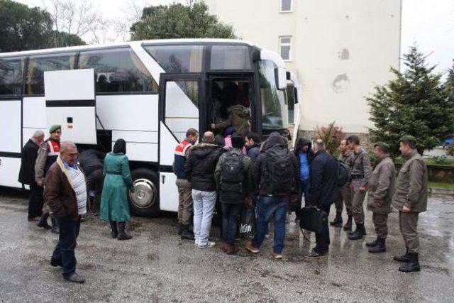 Minibüsleri Arızalan Kaçakları Jandarma Yakaladı