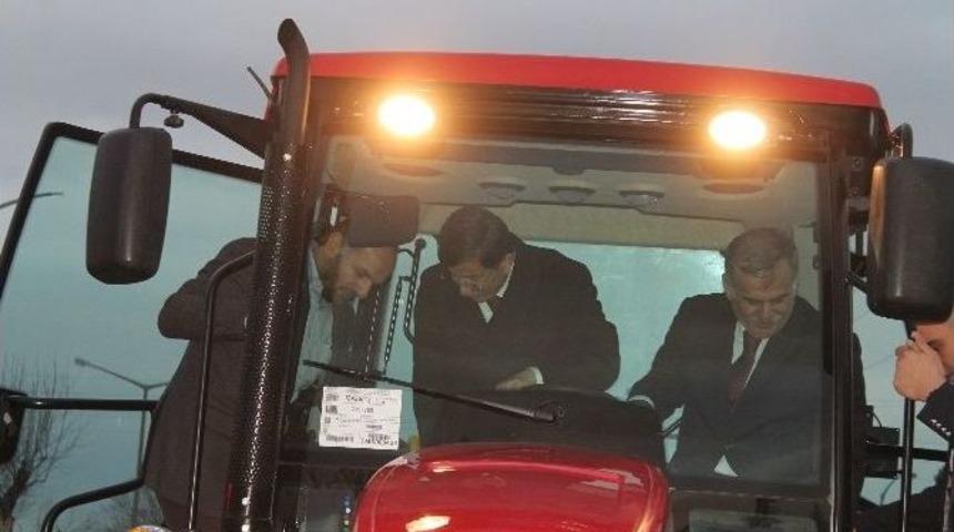 Başbakan Davutoğlu Trakt&ouml;r Kullandı