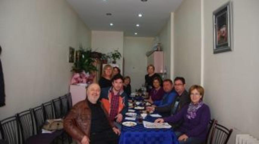 Malkaralı T&uuml;rk Kadınlar Birliği &Uuml;yelerinden Gazetecilere Mantı S&uuml;rprizi