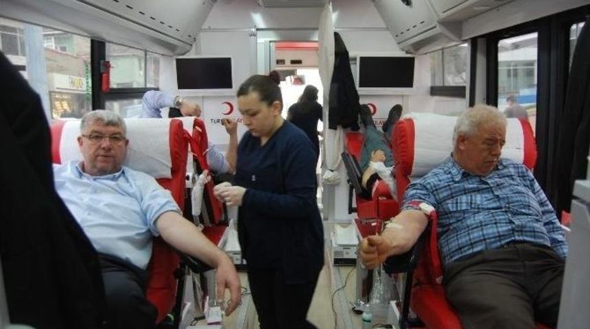 Malkara Sakinleri Kızılay Otob&uuml;s&uuml;nde Kan Bağışladı