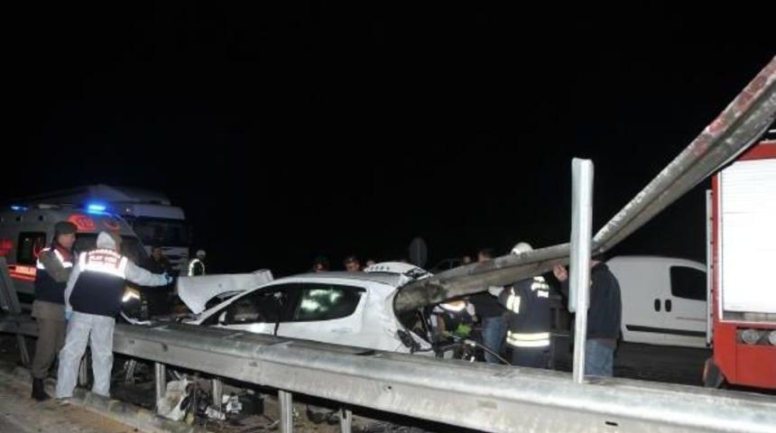 Yarışan Otomobiller Kaza Yaptı: 1 &Ouml;l&uuml;, 1 Yaralı