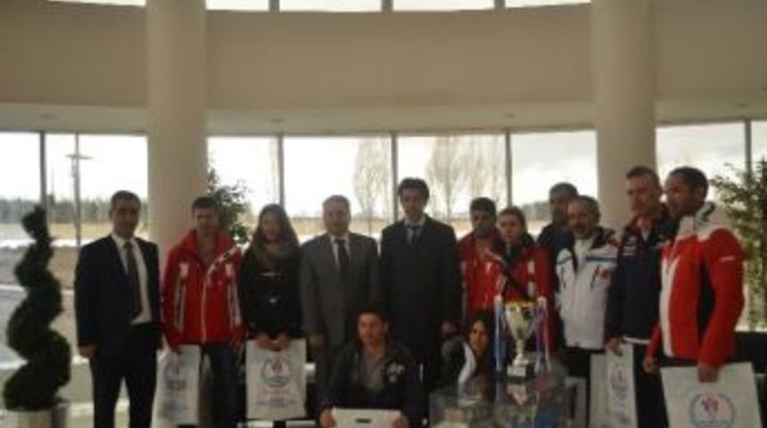 Snowboard Şampiyonları &Ouml;d&uuml;llendirildi